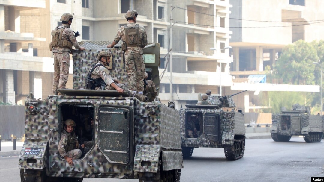 Soldații armatei libaneze patrulează, după ce mai multe focuri de armă au izbucnit în timpul unui protest din Beirut, Liban, 14 octombrie 2021.