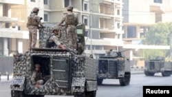 Soldații armatei libaneze patrulează, după ce mai multe focuri de armă au izbucnit în timpul unui protest din Beirut, Liban, 14 octombrie 2021.