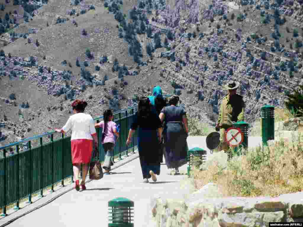 Asma ýoluna tarap barýan adamlar we serhetçi