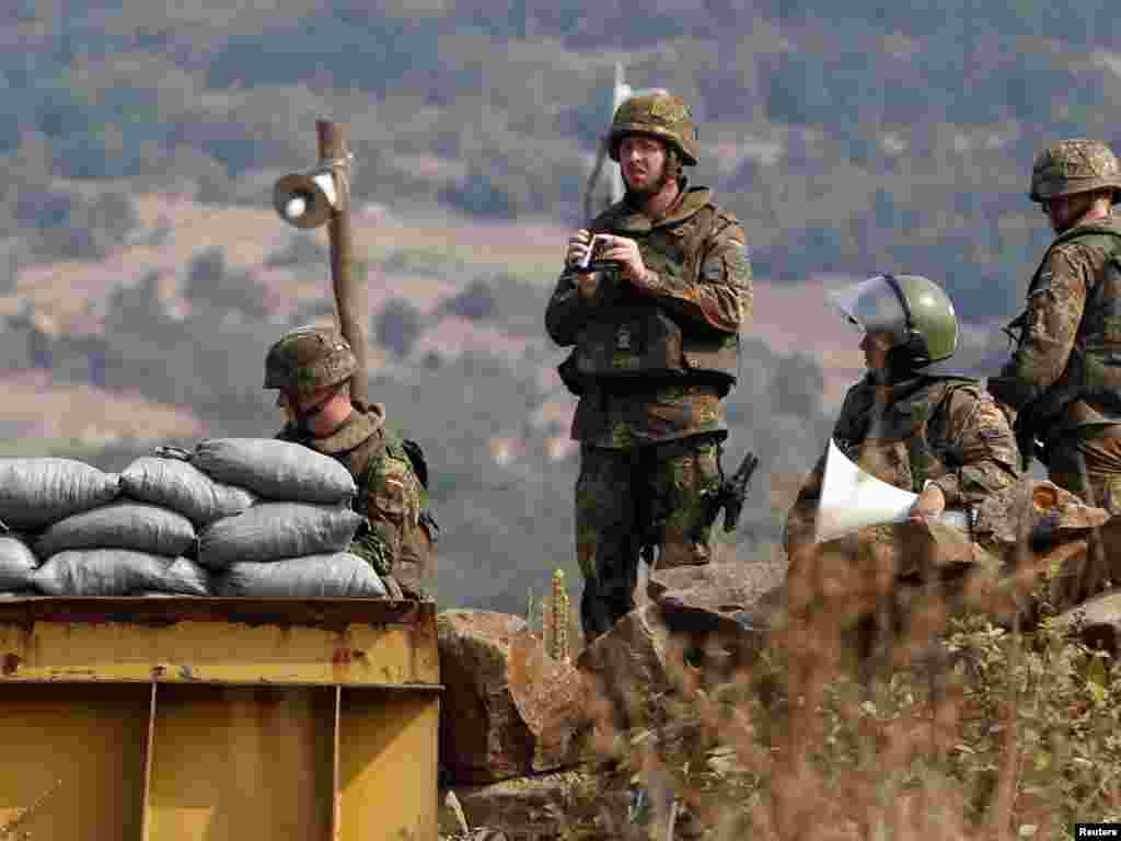 Snage KFOR-a na graničnom prelazu Jarinje, 16.09.2011. Foto: Reuters / Marko Đurica 