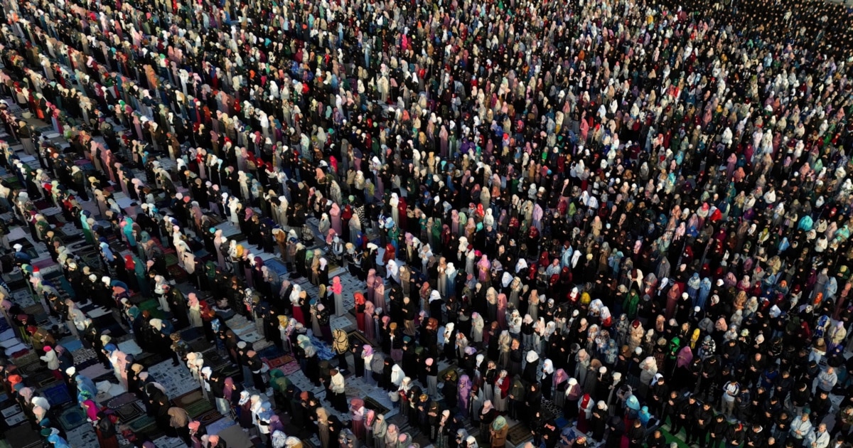 Besimtarët myslimanë festojnë Fitër Bajramin