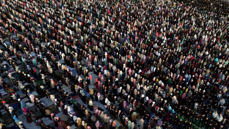 Besimtarët myslimanë festojnë Fitër Bajramin