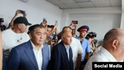 Камчыбек Ташиев и Нурлан Тургунбек уулу в зале суда