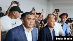 Камчыбек Ташиев жана Нурланбек Тургунбек уулу. Бишкектин Биринчи май райондук соту. 2-июль, 2026-жыл.