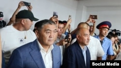 Камчыбек Ташиев жана Нурланбек Тургунбек уулу. Бишкектин Биринчи май райондук соту. 2-июль, 2026-жыл.