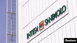 Логотип Intesa Sanpaolo на будівлі банку, фото ілюстративне