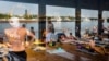 انعکاس تصویر مردم در پنجره هنگام حمام آفتاب گرفتن و شنا در رودخانه مسکوا در پایتخت روسیه- تابستان ۲۰۲۱