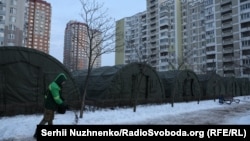 Мобільний пункт обігріву, де жителі Києва можуть зігрітися, випити чаю, зарядити телефони й отримати допомогу під час відключень світла й опалення. Деснянський район, Київ, 25 січня 2026 року