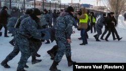 Полиция Ақордаға бет алғандарды ұстап жатыр. Нұр-Сұлтан, 16 желтоқсан 2019 жыл. 