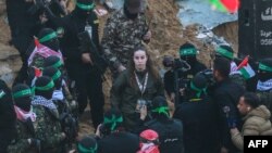 Militanții Hamas o escortează pe ostatica israeliană Agam Berger (centru) înainte de a o preda Crucii Roșii în Jabalia, Gaza. 30 ianuarie, 2025.