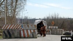 Профессионвльными обязанностями связи супругов Чхетия с родным краем не ограничиваются: в Абхазии у них остаются и родные