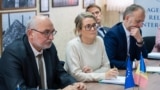 Ministrja belge e Azilit dhe Migracionit, Anneleen Van Bossuyt, në një takim në Kishinau me përfaqësues të komunitetit rom nga Republika e Moldavisë, më 13 maj 2025.