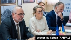 Ministrja belge e Azilit dhe Migracionit, Anneleen Van Bossuyt, në një takim në Kishinau me përfaqësues të komunitetit rom nga Republika e Moldavisë, më 13 maj 2025.