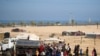 Раселени Палестинци чекаат ред за вода пред привремениот камп во Рафа на 17 мај 2024 година.