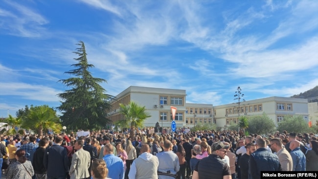 Ulcinjani na protestu zbog smrti porodilje Drite Tafe iz tog grada