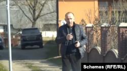 Один з двох чоловіків, якого знімальна група побачила на території будинку