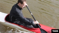 Медведев катается на каноэ по каналу стрельнинского парка