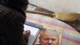 Žena se upisuje u knjigu žalosti na godišnjicu smrti Slobodana Miloševića