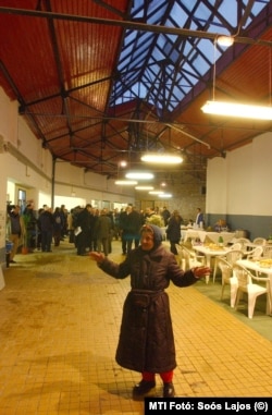 Balogh Regina az "Oltalom fűtött utca" nappali hajléktalan melegedő átadóján 2003-ban