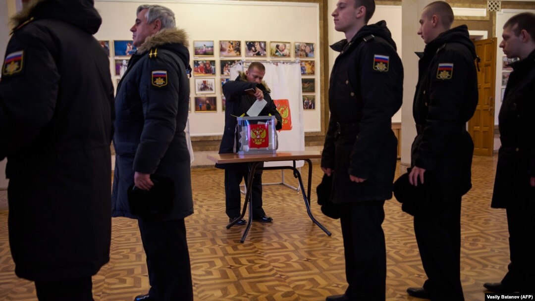 Российские военнослужащие на избирательном участке (досрочное голосование)