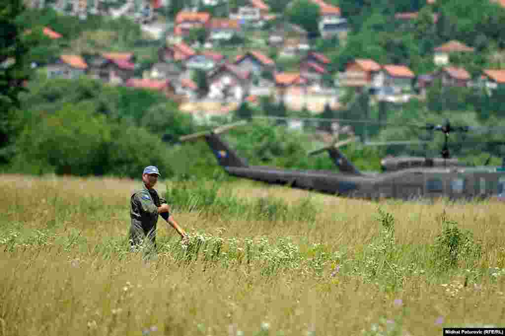 Pripadnick oruzanih snaga BiH iz jedinice zračnih snaga nakon izvodjenja vjezbe helikopterski skvadron nazvan "Prikaz taktičke osposobljenosti" u kasarni Rajlovac.