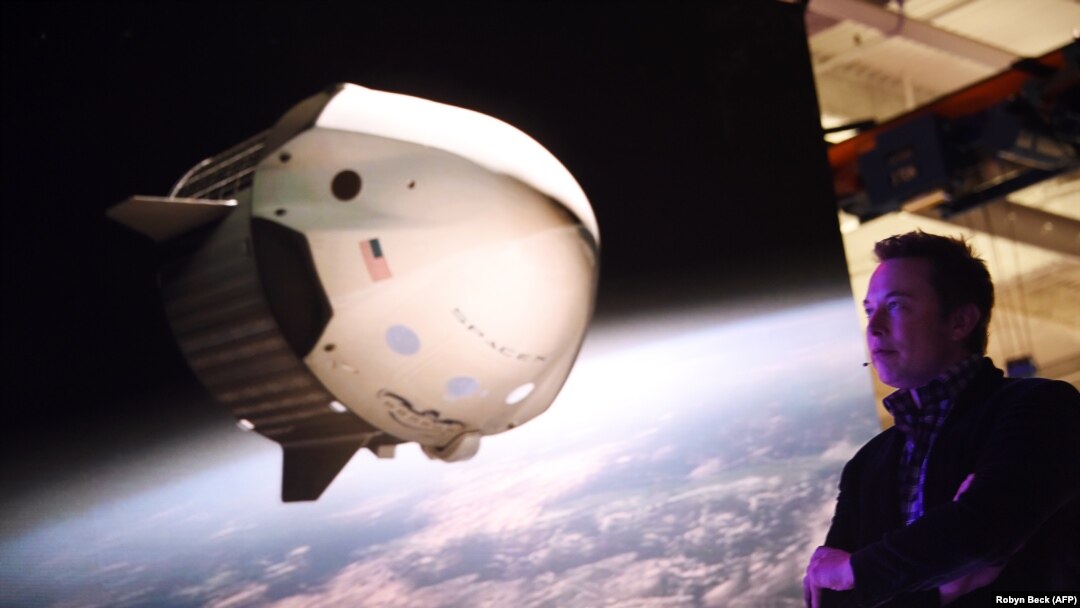 Илон Маск жети астронавтты бата турган жаңы Dragon V2 космос кемеси тууралуу маалымат берүүдө. 2014-жылдын 29-майы. 