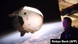 ایلان ماسک در کنار تصویر کپسول فضایی دراگون