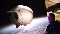 ایلان ماسک در کنار تصویر کپسول فضایی دراگون