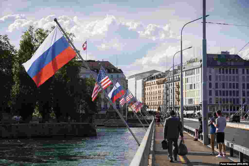 Російські та американські прапори на мосту Монблан, 15 червня