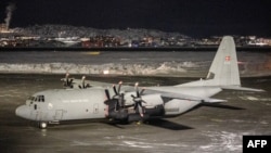 Un avion de transport al Forței Regale Aeriene Daneze aterizează la Nuuk, capitala Groenlandei, pe 15 ianuarie 2026.