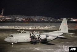 Самолет Lockheed C-130J Super Hercules Королевских ВВС Дании (RDAF) на взлетно-посадочной полосе международного аэропорта Нуука. Гренландия, 15 января 2026 года, на следующий день после прибытия в Нуук нового контингента датских военнослужащих