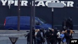 عملیات نیروهای ویژه پلیس فرانسه برای نجات گروگان‌های حمله به سوپرمارکت یهودی در پاریس که عامل آن امدی کولیبالی بود.