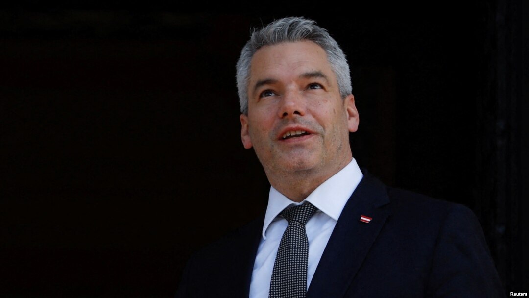 Cancelarul austriac Karl Nehammer se opune vehement aderării României la spațiul Schengen, invocând problema migrației ilegale din țara sa. 