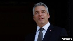 Cancelarul austriac Karl Nehammer se opune vehement aderării României la spațiul Schengen, invocând problema migrației ilegale din țara sa. 