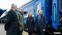 Նիդերլանդների արտաքին գործերի նախարար Դեյվիդ վան Վիլը Կիևի երկաթուղային կայարանում, հոկտեմբերի 28