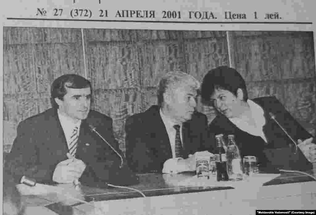 &quot;Moldavskie Vedomosti&quot;, 21 aprilie 2001, de la stânga la dreapta: premierul Vasile Tarlev, preşedintele Vladimir Voronin şi şefa legislativului Eugenia Ospciuc