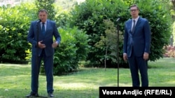 Milorad Dodik (lijevo), član Predsjedništva BiH i Aleksandar Vučić (desno), predsjednik Srbije, u obraćanju novinarima 4. avgusta 2021. u Beogradu.