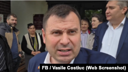 Vasile Costiuc și Victor Perțu (dreapta), în timp ce așteaptă hotărârea Curții de Apel Nord, 12 mai 2026