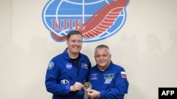 Российский космонавт Федор Юрчихин (справа) и астронавт НАСА Джек Дэвид Фишер во время предполетной пресс-конференции на космодроме Байконур, Казахстан, 19 апреля 2017 года. 