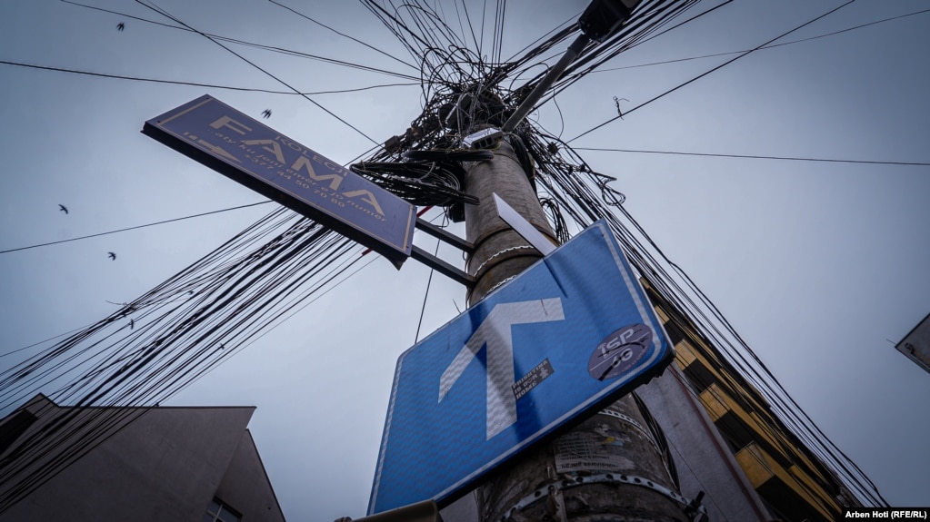 Një shyllë prej betoni si shpërndarëse e shumë kabllove te komunikimeve dhe rrymës në një rrugë të kryeqytetit.