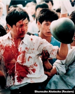 Un protestatar rănit în urma ciocnirilor cu forțele de securitate din Beijing, 4 iunie 1989.