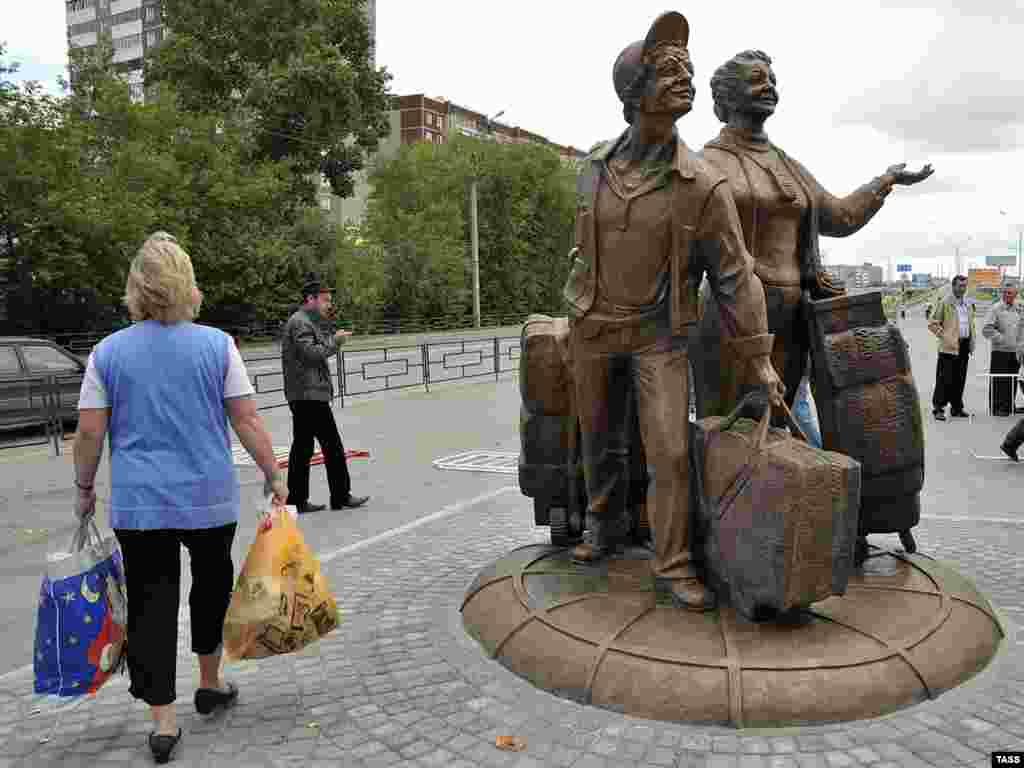 Памятник "челнокам" установлен в Екатеринбурге у вещевого рынка Таганский Ряд