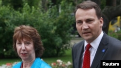 Polish Foreign Minister Radoslaw Sikorski with EU foreign policy chief Catherine Ashton at a meeting for EU foreign ministers in 2011.