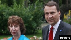 Polish Foreign Minister Radoslaw Sikorski (right) and EU foreign policy chief Catherine Ashton arrive in Sopot on September 2.