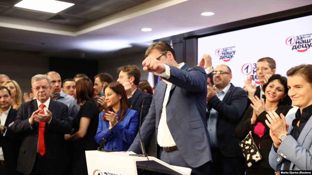 Aleksandr Vucic, înconjurat de membrii partidului său, la discursul de după câștigarea alegerilor