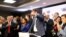 Aleksandr Vucic, înconjurat de membrii partidului său, la discursul de după câștigarea alegerilor