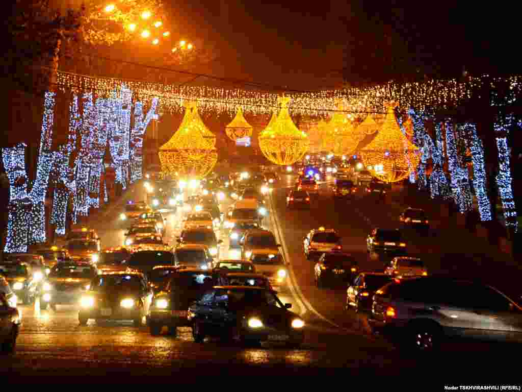 საახალწლოდ მორთული რუსთაველის გამზირი