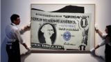 Andy Warholyň 1962-nji ýylda çeken “One dollar bill”, ýagny “Bir dollarlyk kagyz pul” atly eseri Londonyň “Sotheby” auksion öýünde satyldy.