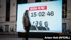 Ora e pritjes e vendosur në Prishtinë, në prag të vendimit të 16 shtatorit për katërshen e UÇK-së. 