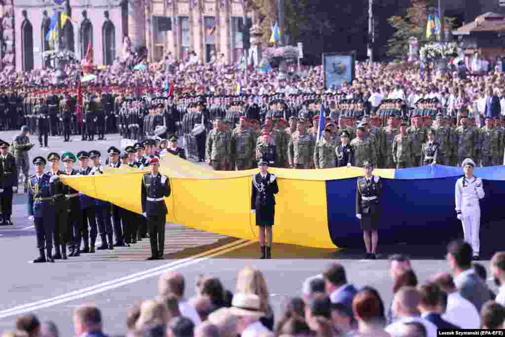 Украінскія вайскоўцы зь дзяржаўным сьцягам на Майдане Незалежнасьці